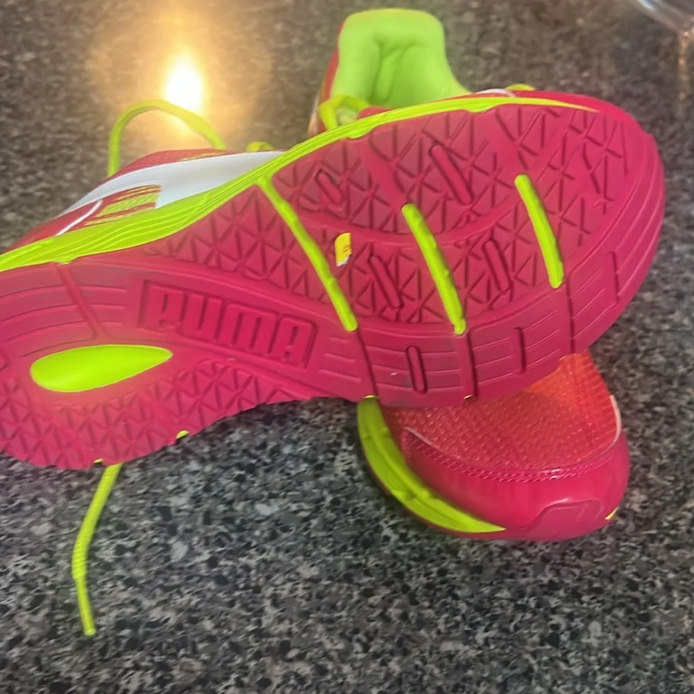 Puma girls running shoes. Sz-6 1/2 special - Picture 3 of 4